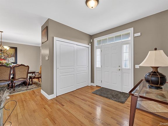 5th image of 30 Meadowood Lane