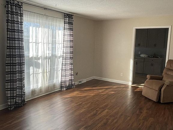 5th image of 2918 W Woodbine Dr