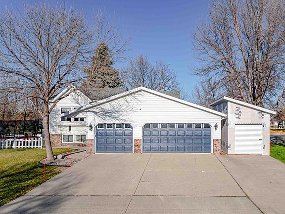 3rd image of 2918 Village Green Dr
