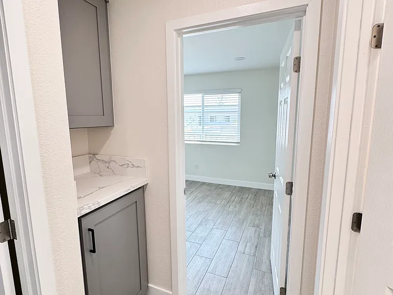 1117 E 4th St #7 — Photo 7