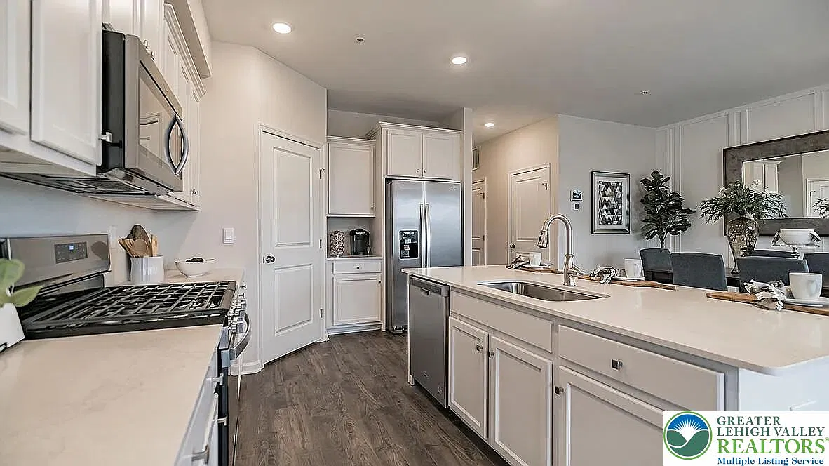 3 bed, 2.5 bath, 2717 sqft, $3,100 — Photo 2