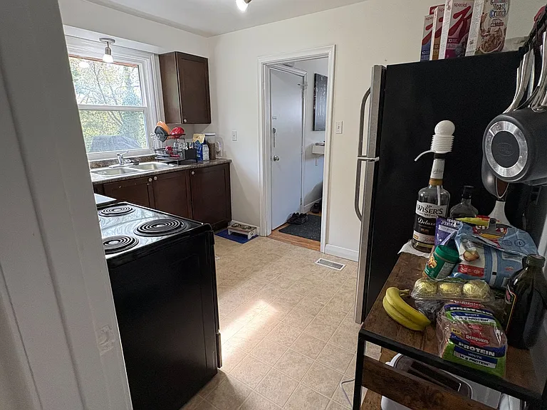 675 Victoria St #2 — Photo 5