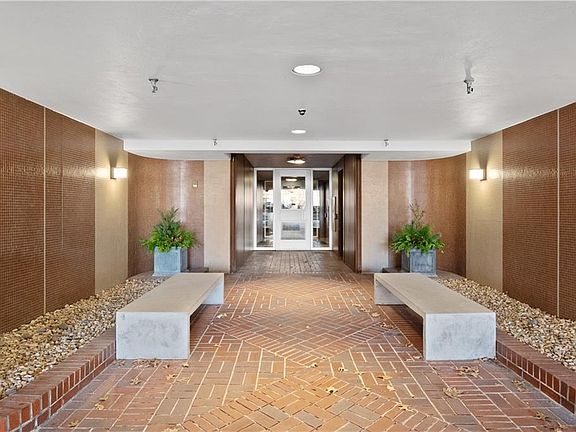 4th image of 121 W 48th St #100