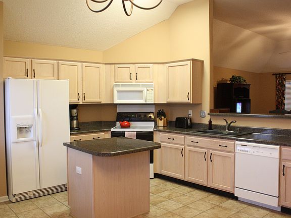 Large Updated Kitchen with Island