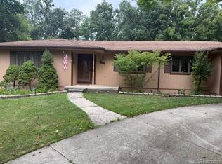 8588 Bridge Rd, Grosse Ile, MI 48138