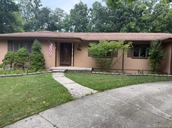 8588 Bridge Rd, Grosse Ile, MI 48138