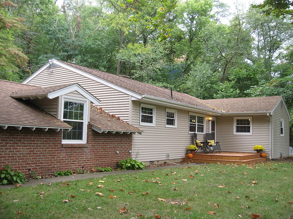 Front of House w/Cedar Deck
