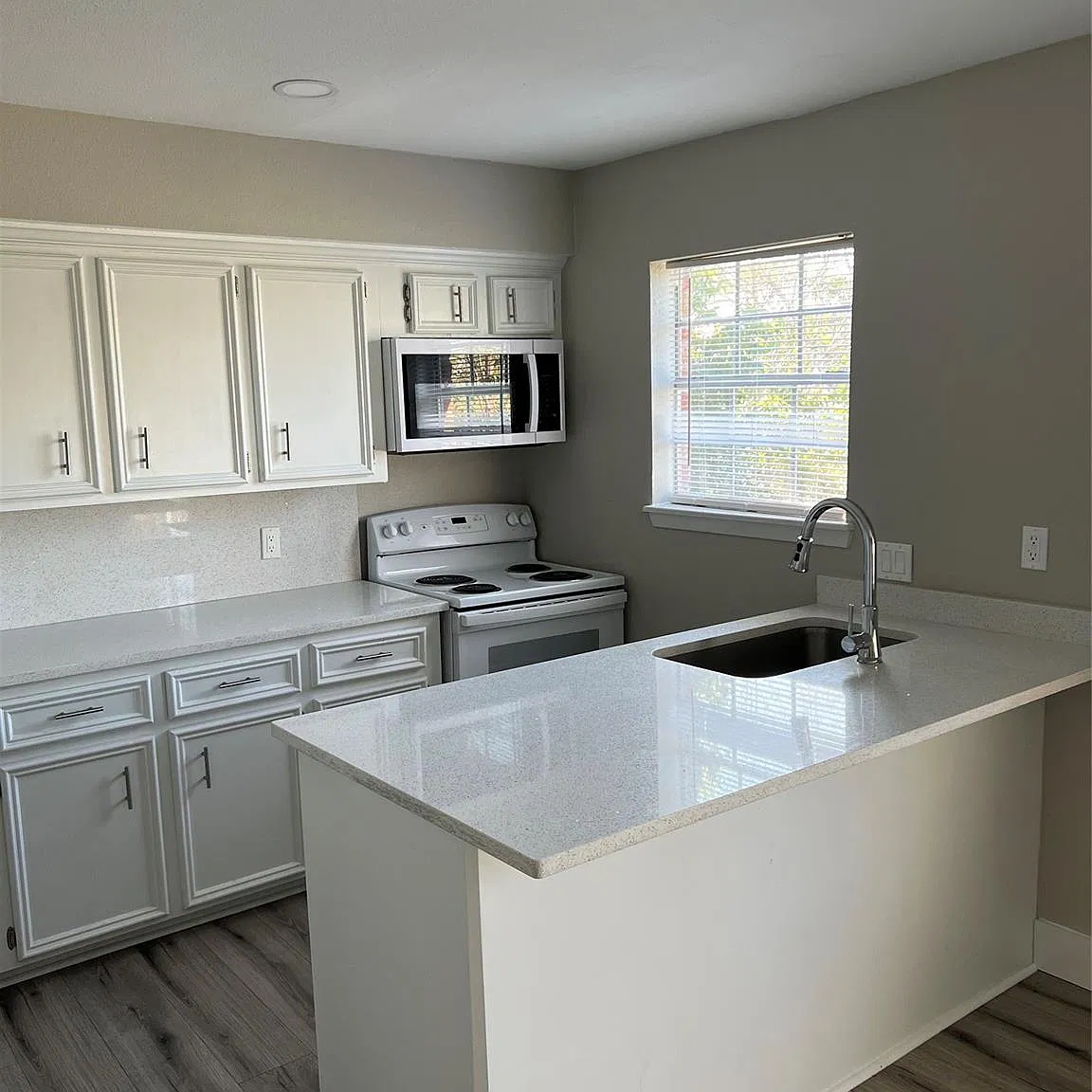 2 bed, 1.0 bath, 1000 sqft, $1,250 — Photo 2
