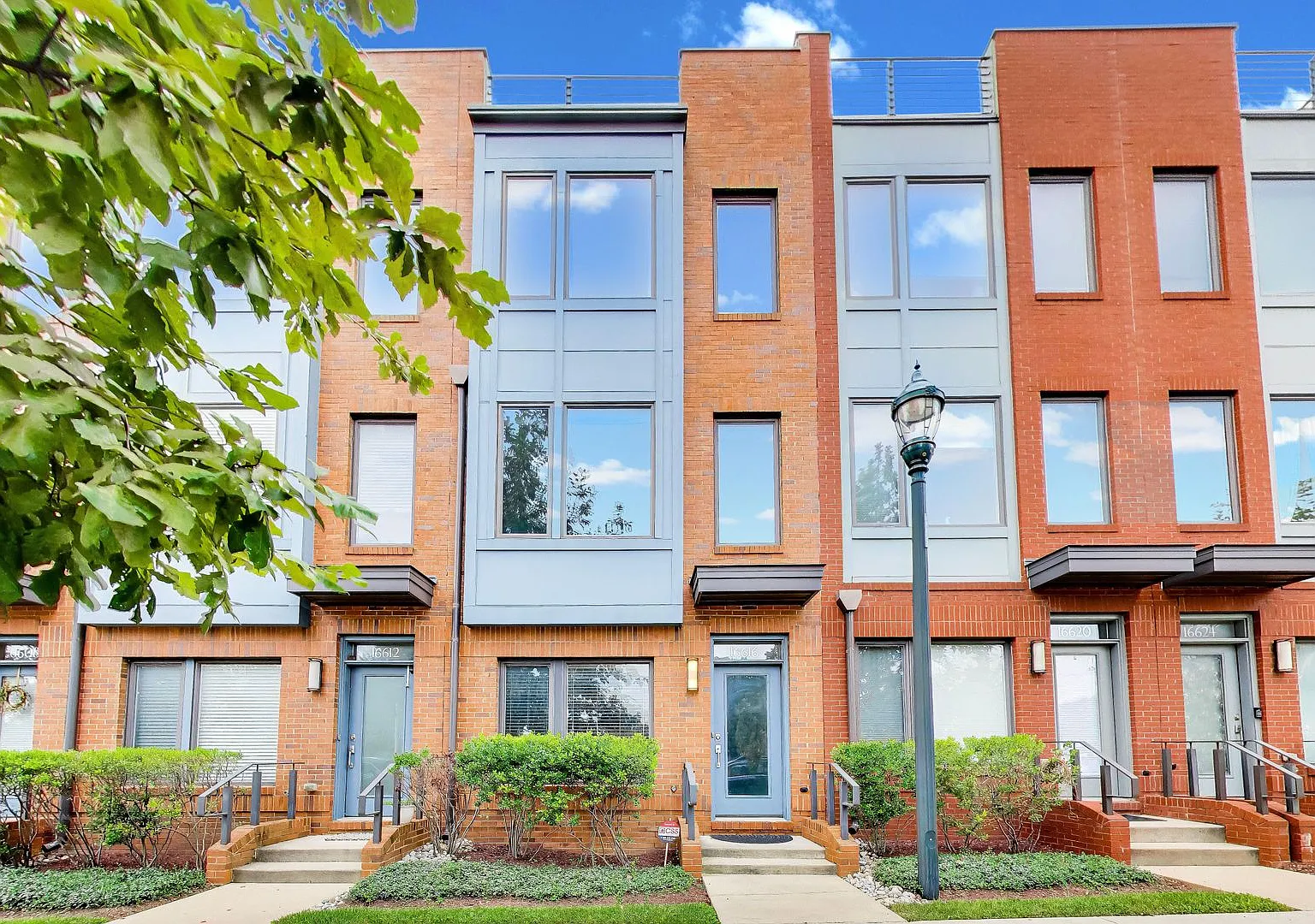 3 bed + 3.5 BA Beautiful "near new" TH w/ Roof Top Deck — Photo 2