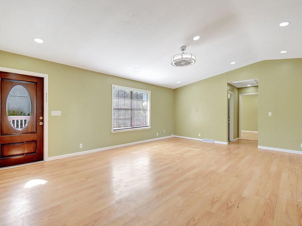 1st image of 5067 Woodland Dr