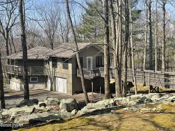 125 Big Bear Dr, Greentown, PA 18426