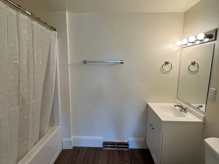 205 S Willow St #B — Photo 9