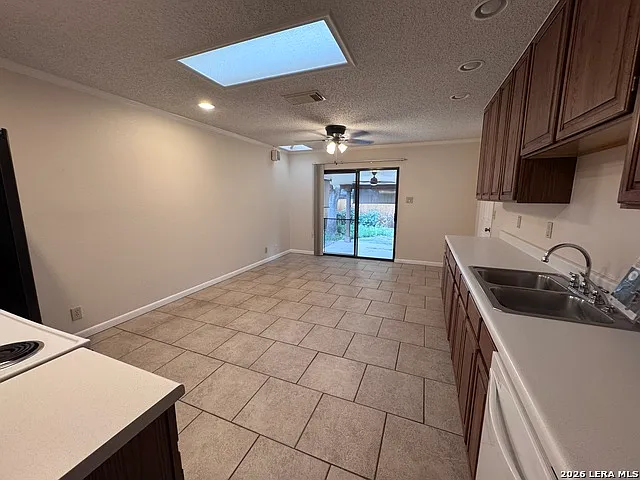 3 bed, 2.0 bath, 1924 sqft, $1,999 — Photo 3