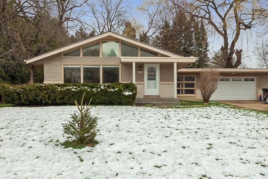 1st image of 4900 S Woodlawn Pl