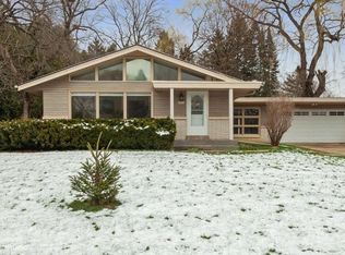 4900 S Woodlawn Pl, Greenfield, WI 53228