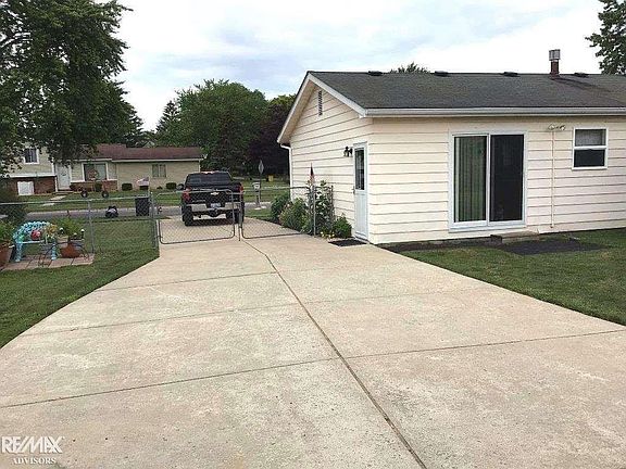 3rd image of 53716 Brentwood Dr