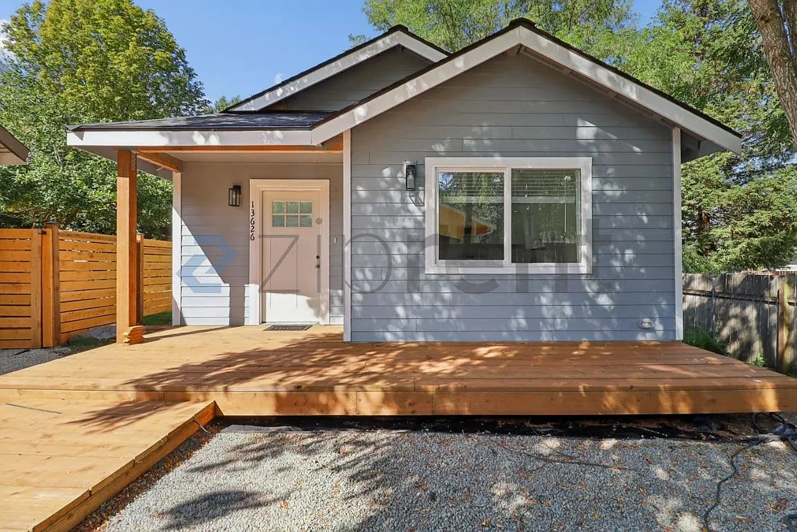 2 bed, 800 sqft, $2,400 — Photo 3