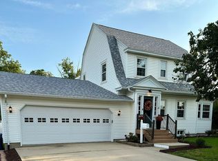 219 10th St, De Witt, IA 52742
