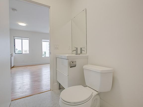 5th image of 306 N Bonnie Brae St #5