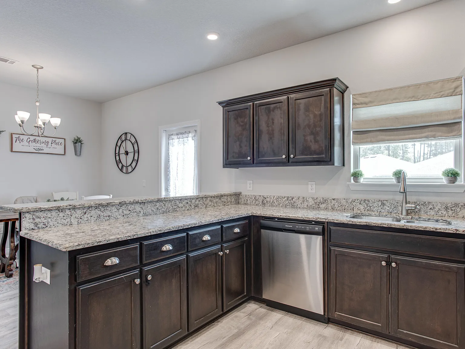 4 bed, 3.0 bath, 2284 sqft, $2,700 — Photo 3