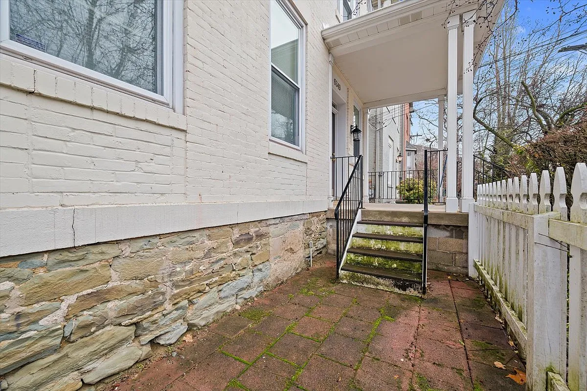 Building Photo - 6349 Marchand St #B