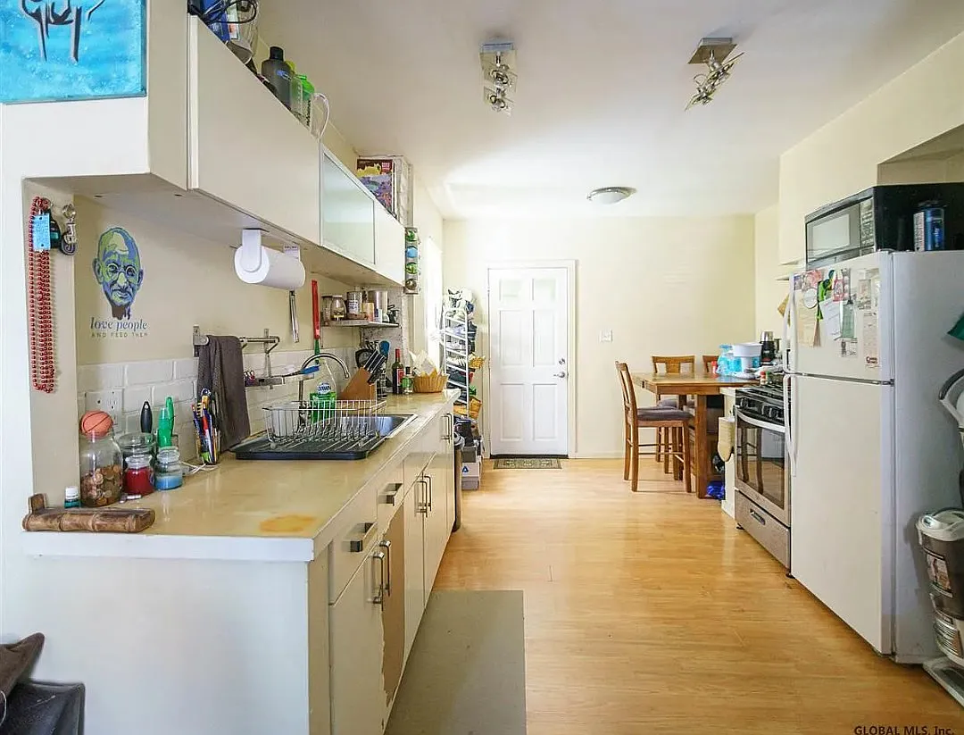 2 bed, 950 sqft, $1,350 — Photo 3