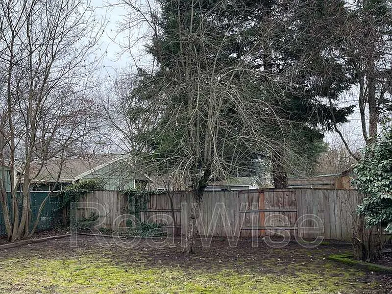 443 NE Baker Dr — Photo 18