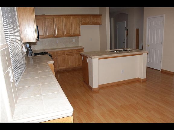 5th image of 3908 Sierra Gold Dr