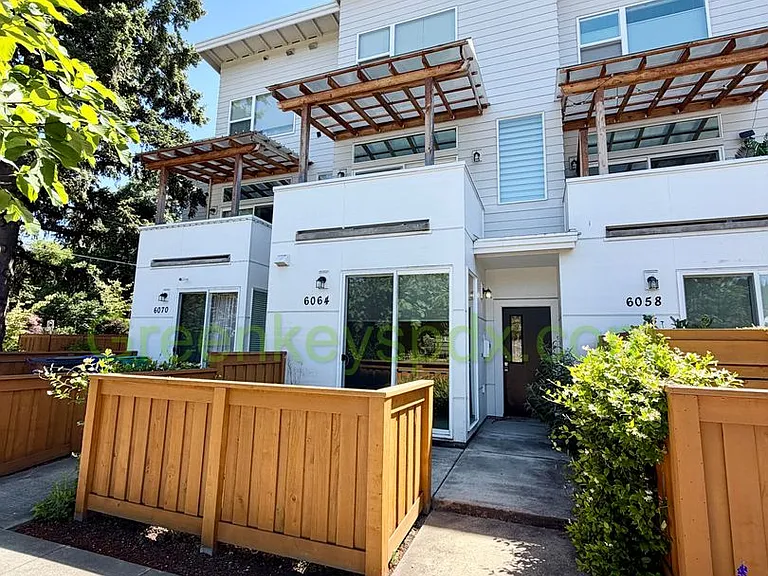 6064 NE 42nd Ave — Photo 1
