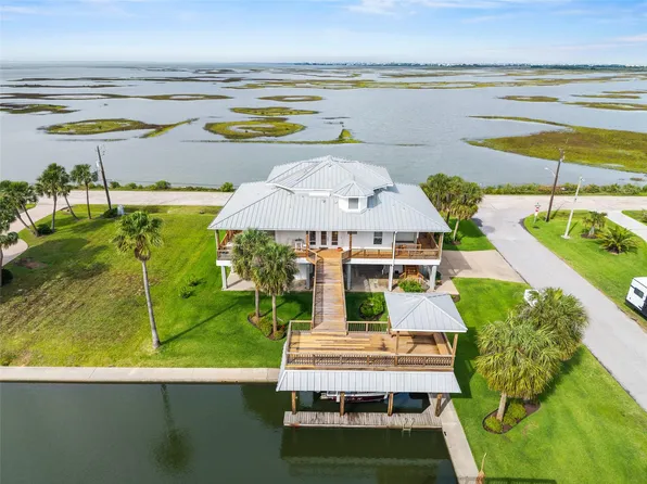4301 Jolly Roger Rd, Jamaica Beach, TX 77554