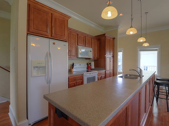 3rd image of 736 W Beach Blvd #736