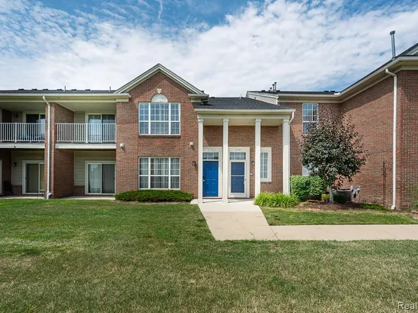 51780 Adler Park Dr W, Chesterfield, MI 48051