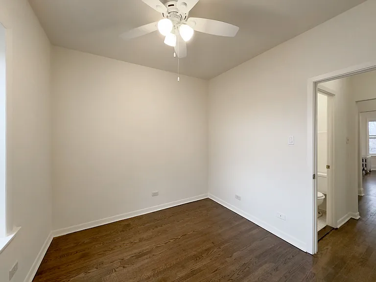 2633 W Ainslie St #4 — Photo 11