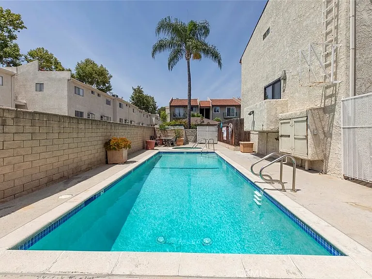 7409 Woodman Ave — Photo 39