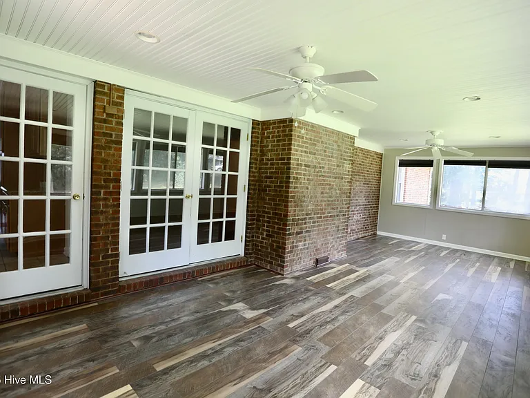 202 Haldane Dr — Photo 15