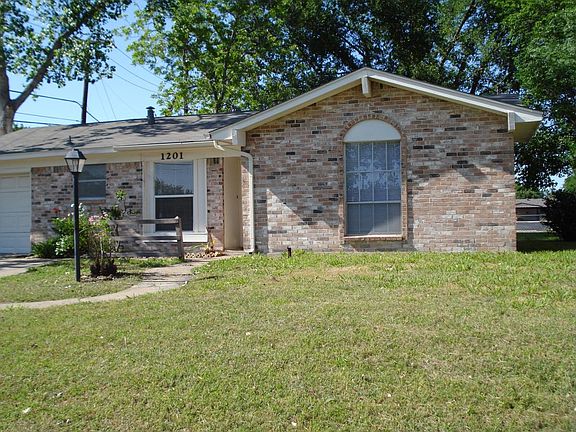 2nd image of 1201 Chapman Dr