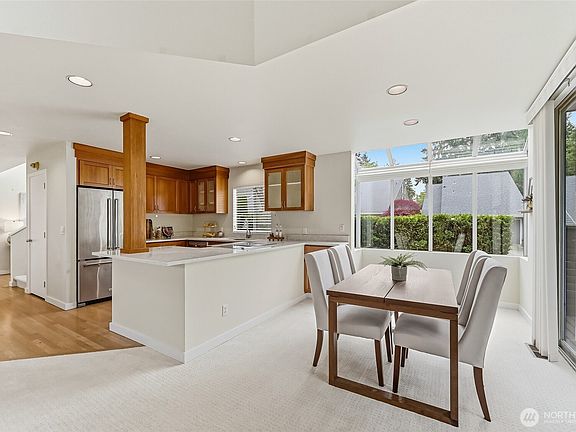 4th image of 613 Bellevue Way SE