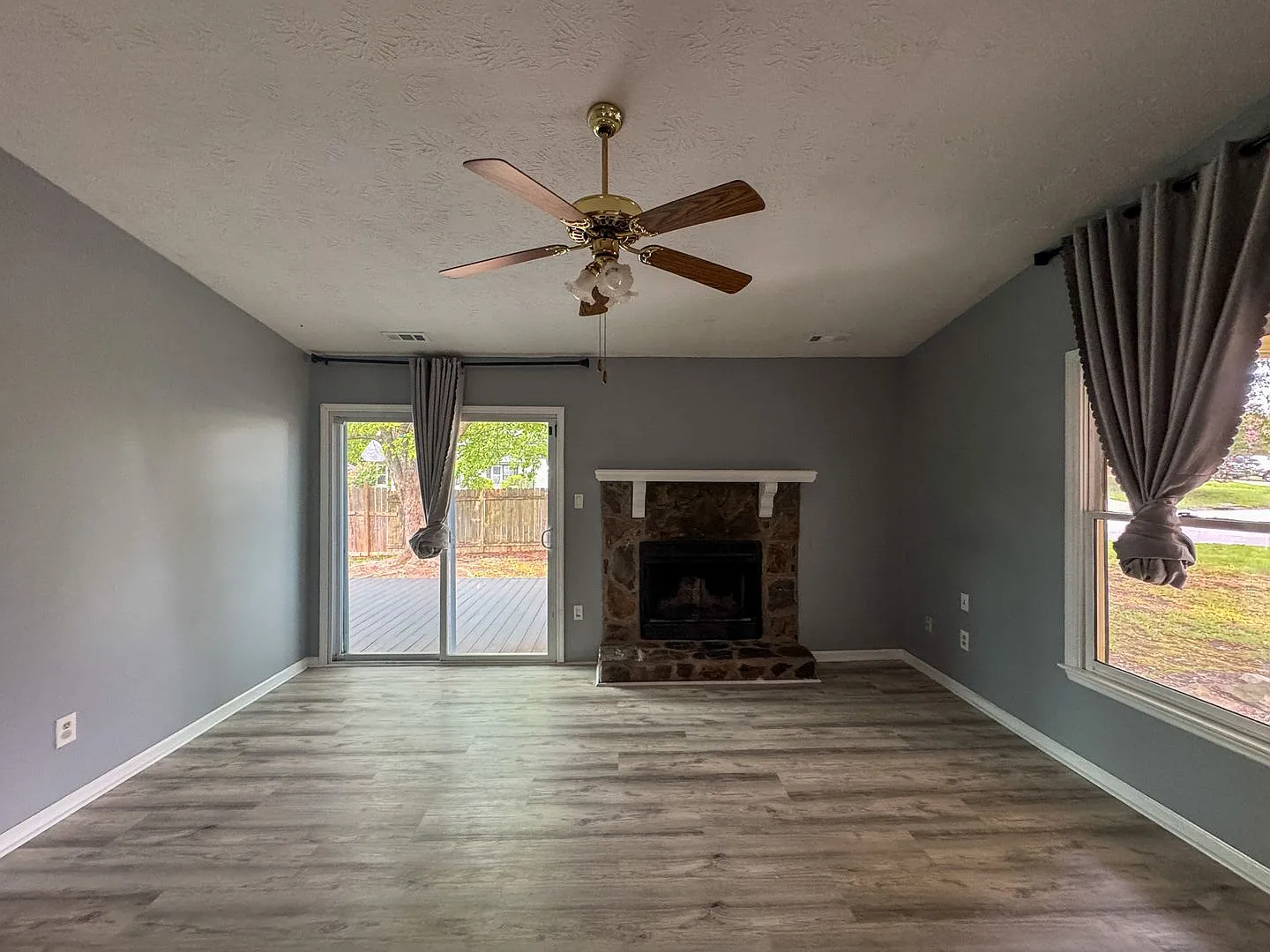 Charming 3 Bed 2 Bath Home with Fenced Yard — Photo 2