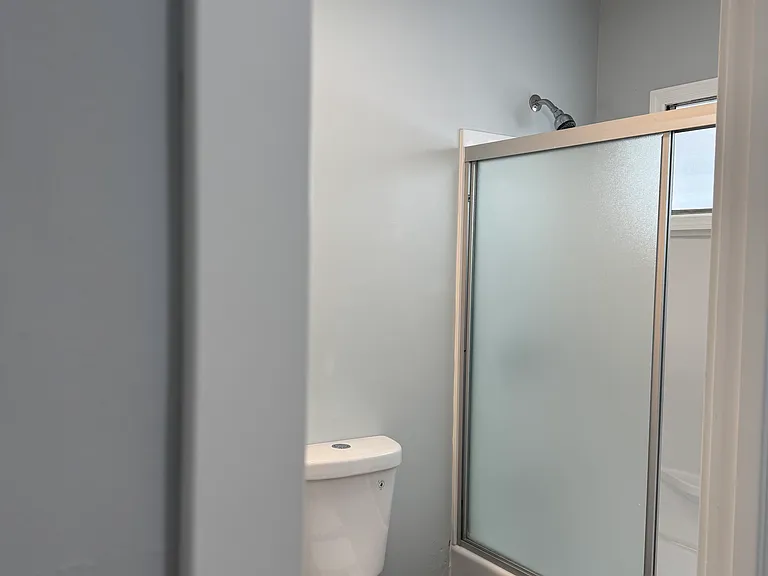 restroom bathtub & toilet