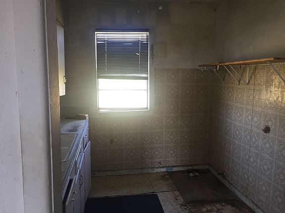5th image of 717 Chickery St