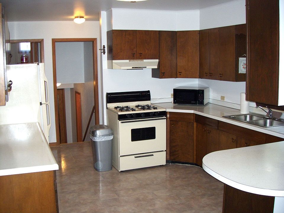 2nd image of 902 W 11th St