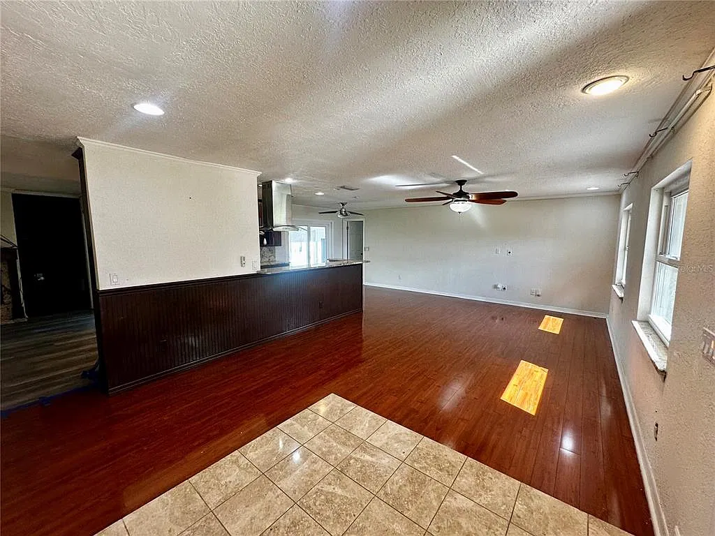 4 bed, 2.0 bath, 2092 sqft, $3,400 — Photo 2