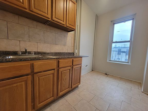 5th image of 325 Sumpter St APT 2L