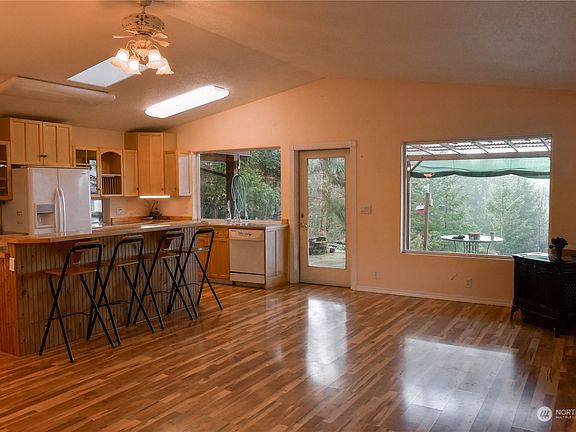 4th image of 550 NE Southridge Drive