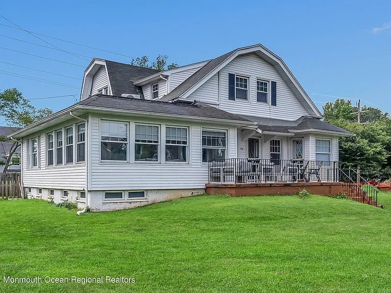 110 Monmouth Dr — Photo 2