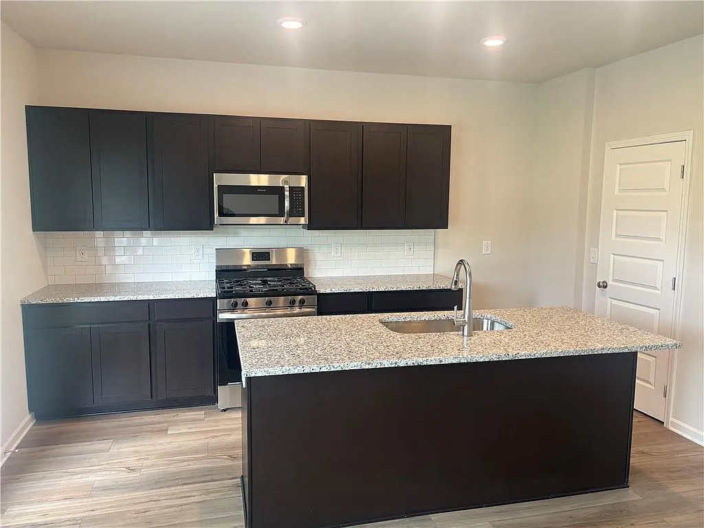 3 bed, 2.5 bath, 1640 sqft, $1,900 — Photo 4
