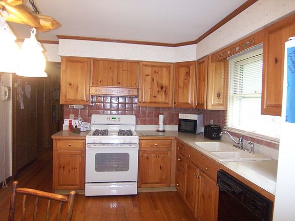 5th image of 632 Krenz Ave