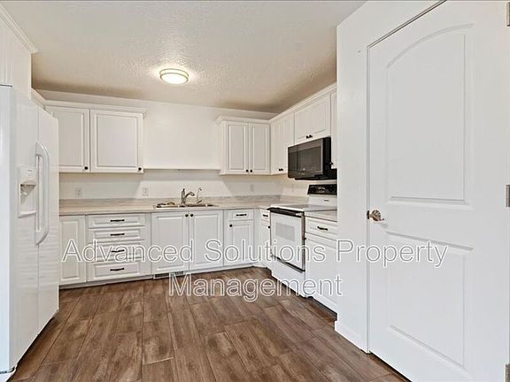 5th image of 827 E Chariot Dr