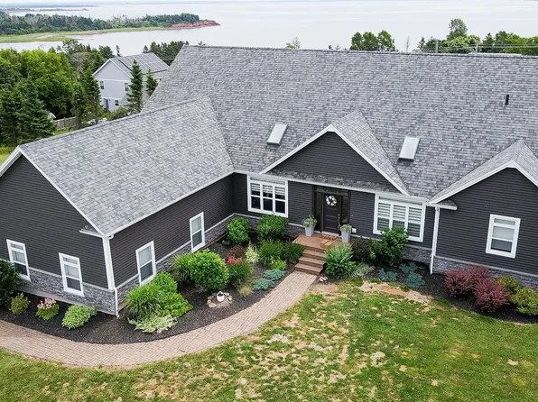 23 Paget Cres, Stratford, PE C1B 0E3