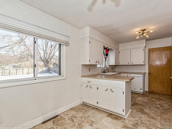 3rd image of 161 Eloise Dr